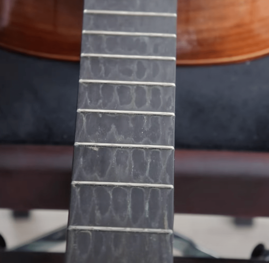 manche de guitare sale