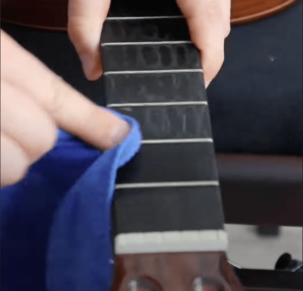 nettoyage des touches du manche de guitare
