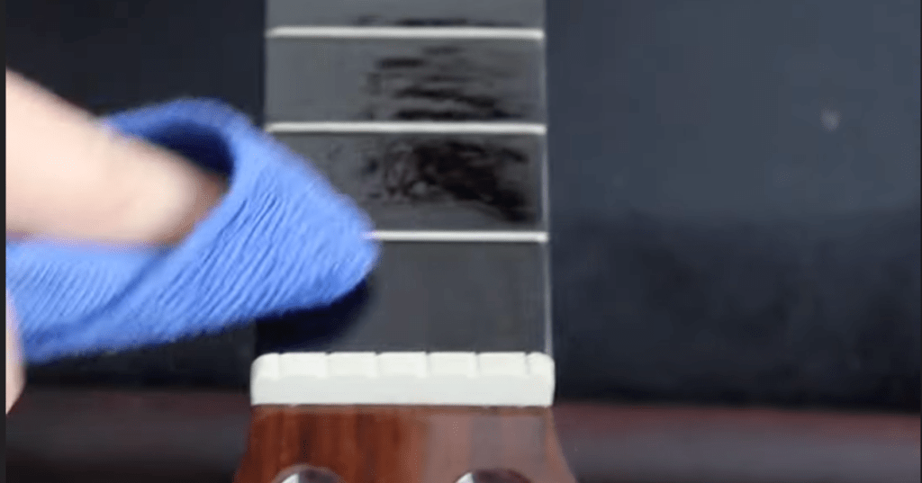 élimination du surplus d'huile sur la touche de guitare