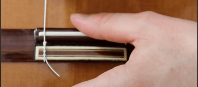 corde mise en place sur le chevalet