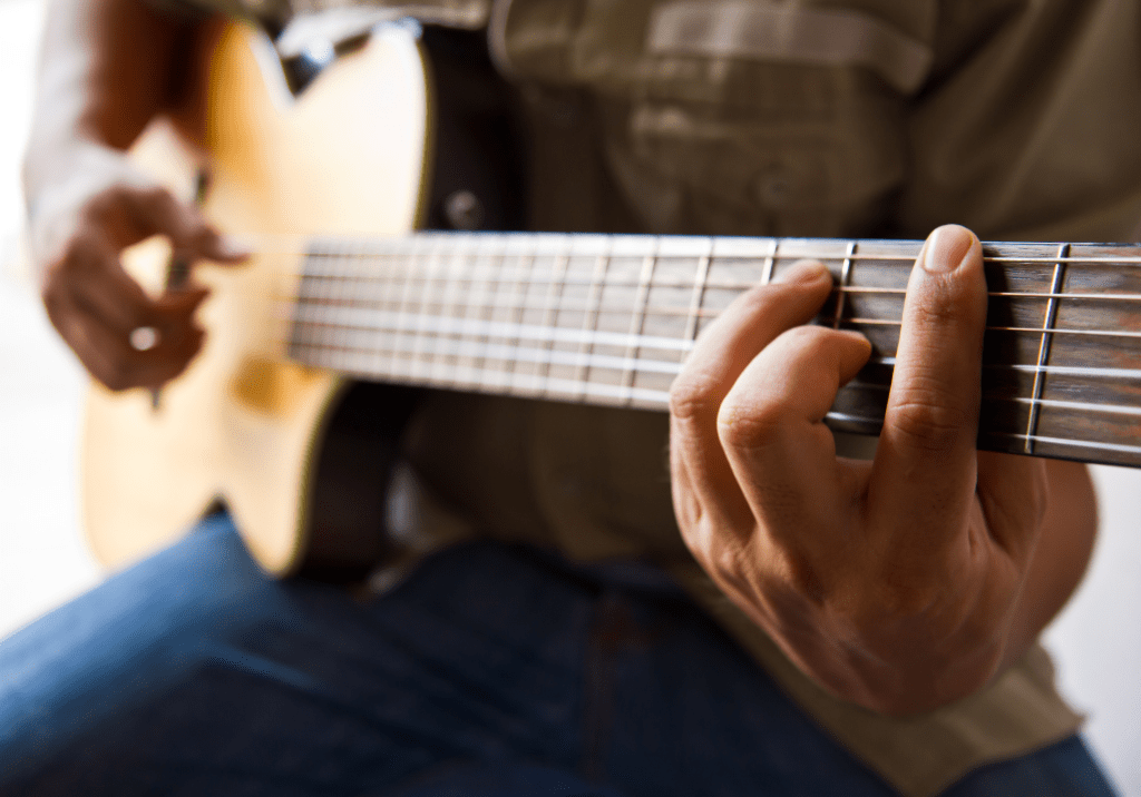 position d'une main en accord barré sur le manche d'une guitare