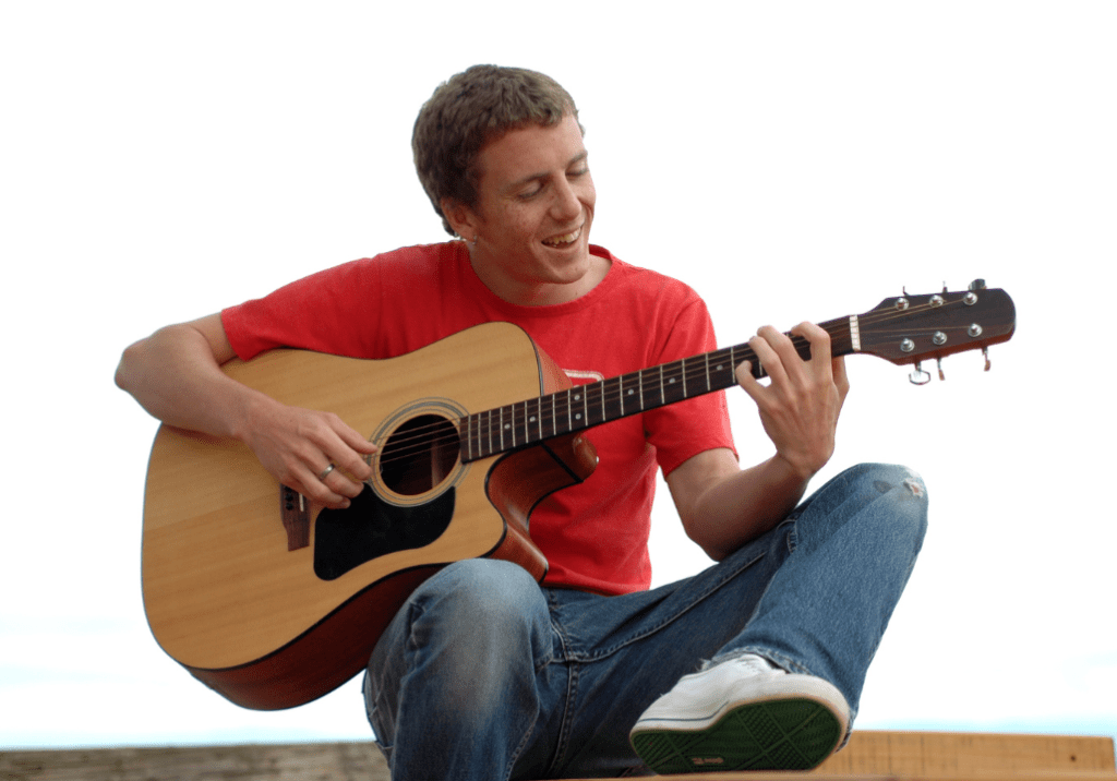 homme heureux qui joue de la guitare