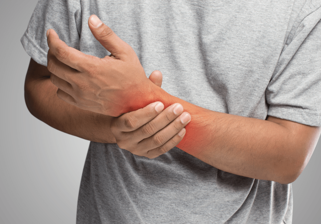 homme qui s'échauffe les poignet