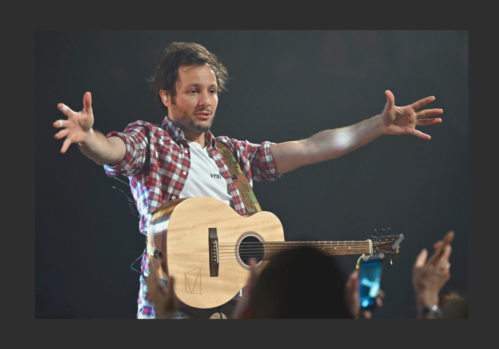 Vianney : Un artiste au talent brut, une guitare en bandoulière – Fabau lgf