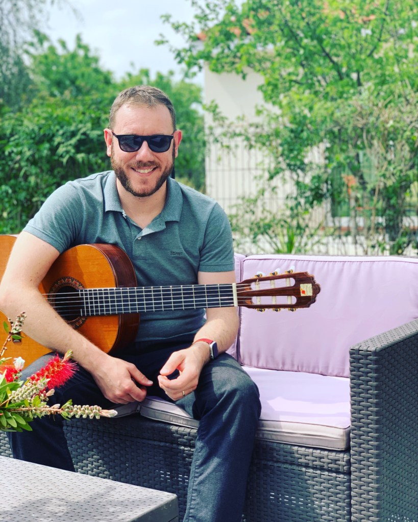 Fabau et sa guitare en 2024